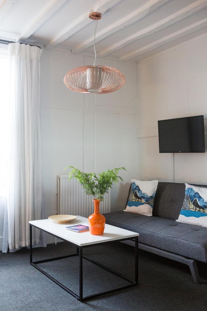 Whitehouse Rye Bed & Breakfast Dış mekan fotoğraf A living room with a flat screen television